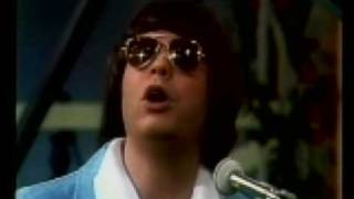 Ronnie Milsap – The Girl Who Waits On Tables Thumbnail 